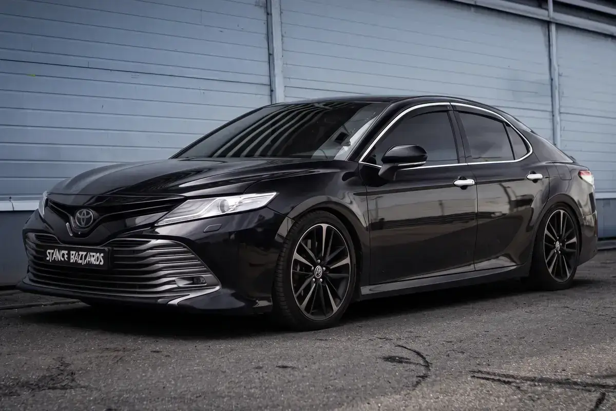 Toyota Camry с койловерами Tein